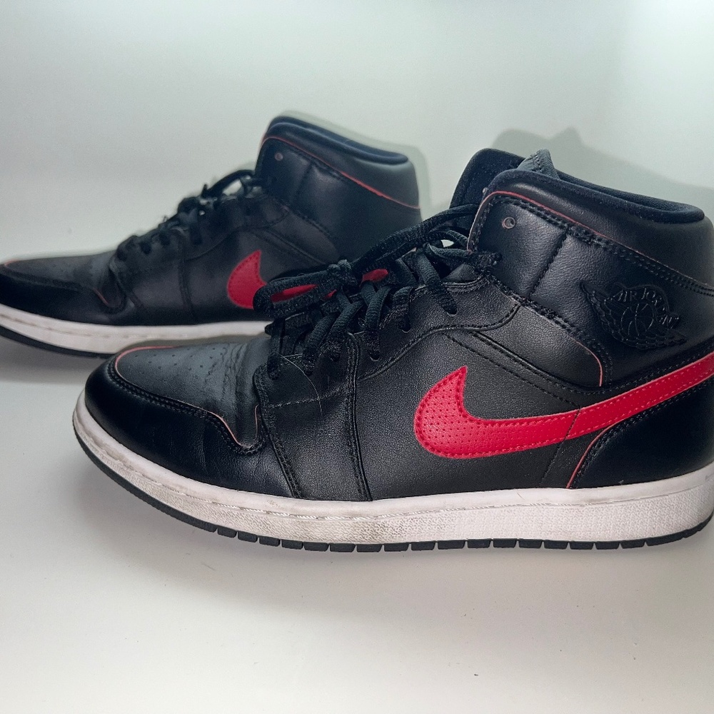 Jordan 1 Air Mid Retro 'Black Team Red' sz 8 Mens